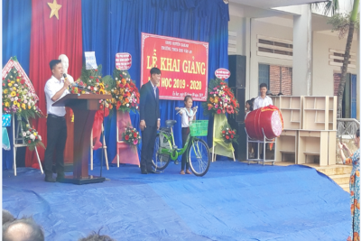 HÌNH ẢNH SINH HOẠT DƯỚI CỜ VÀ TẶNG QUÀ CHO HỌC SINH NGHÈO VƯỢT KHÓ TRONG HỌC TẬP
